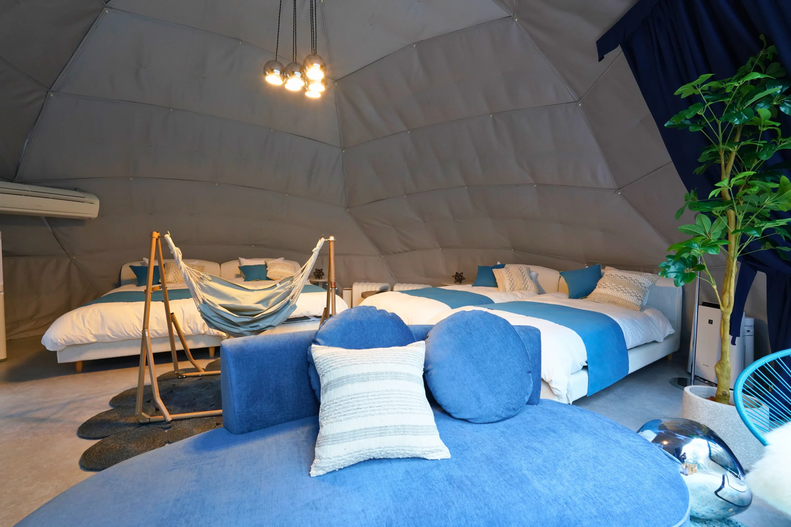 藍の灯り ドームテント内装