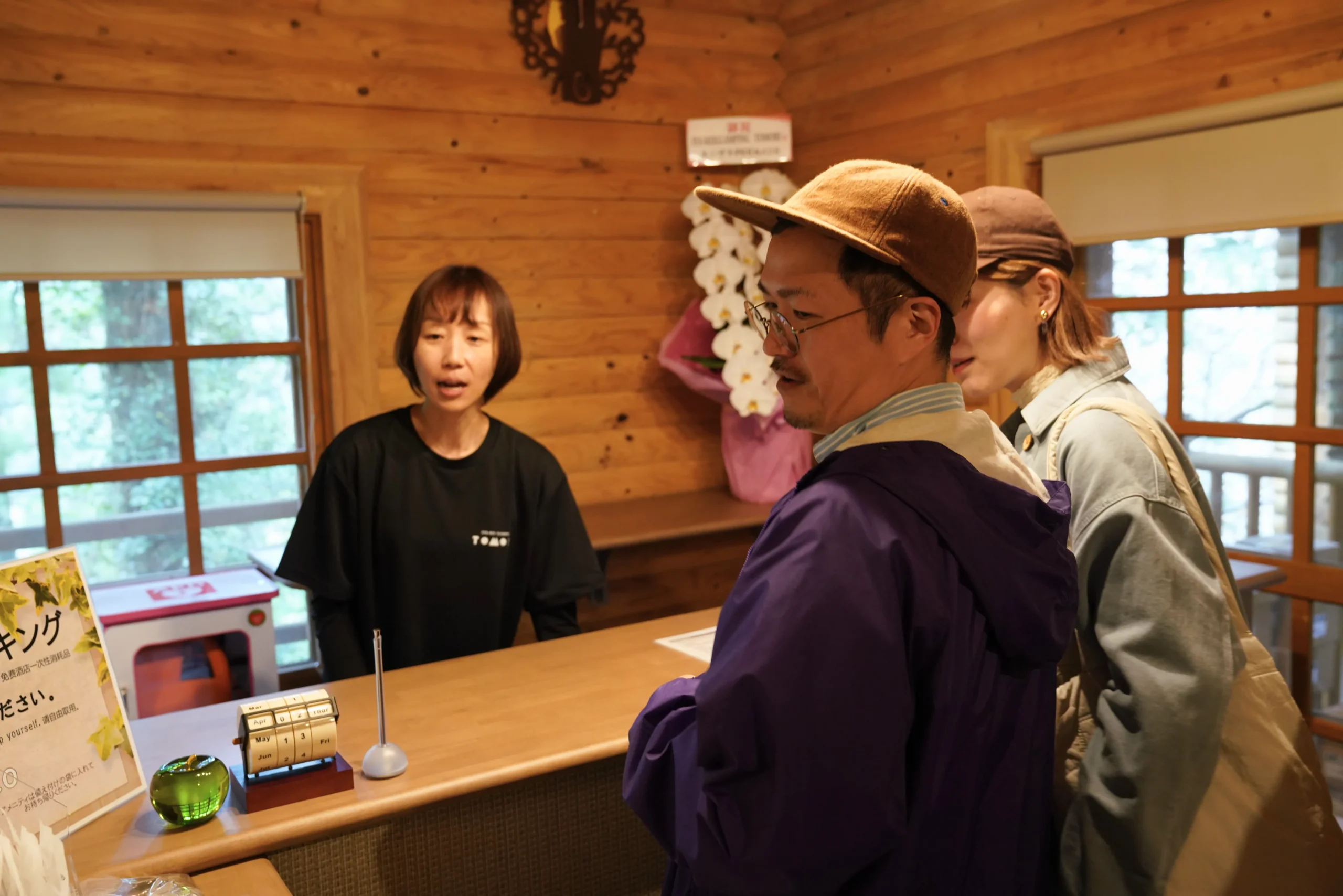 川と鯉のぼりの風景
